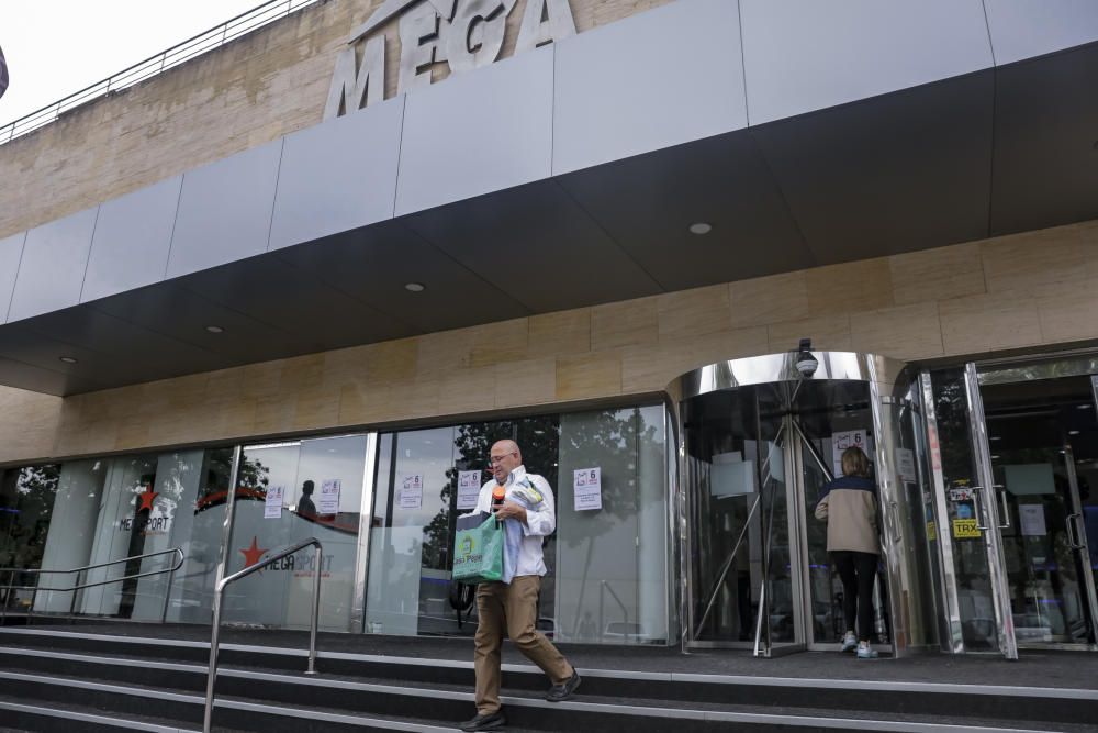 Los socios del Megasport recogen sus pertenencias antes del cierre definitivo