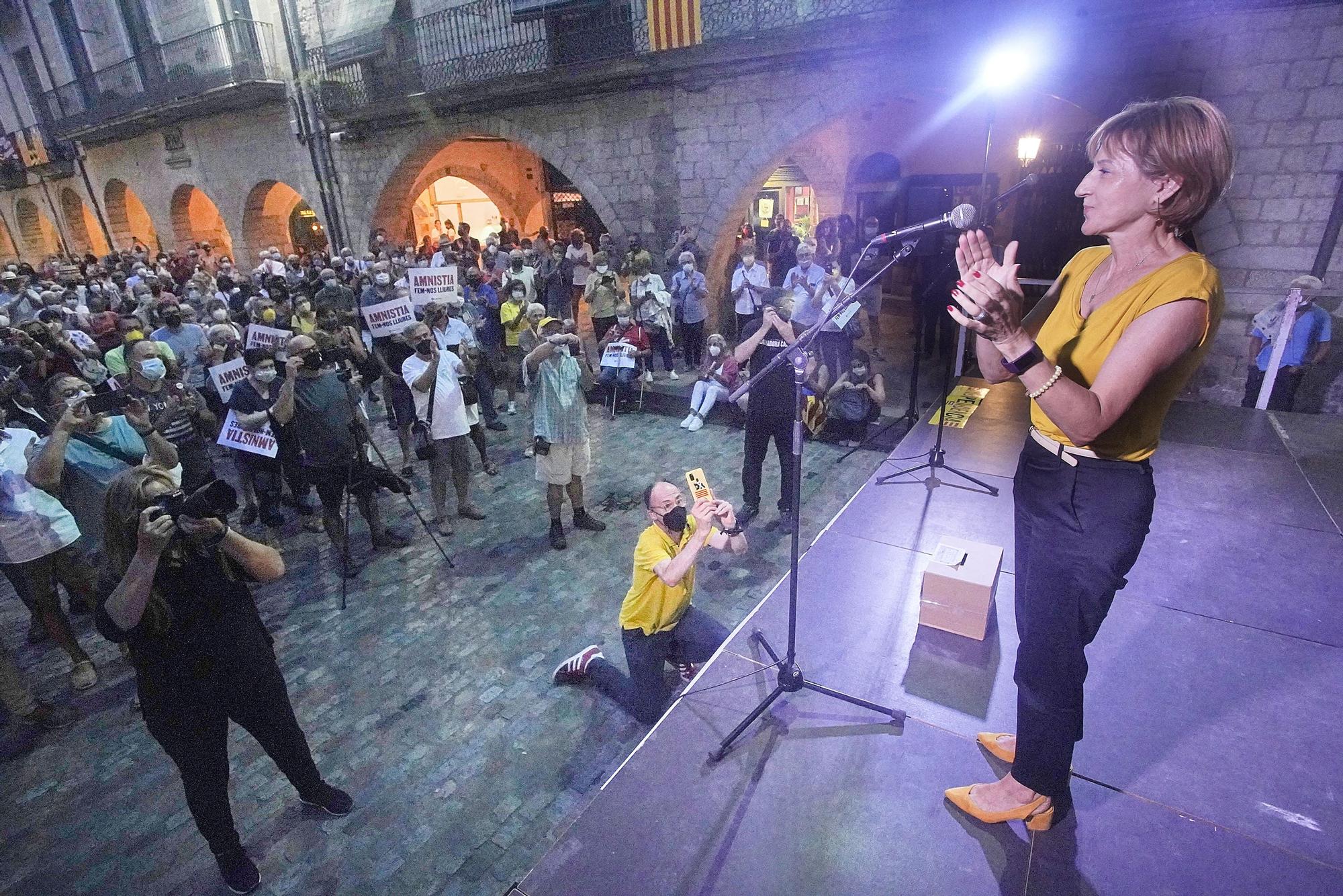 Carme Forcadell, a la plaça del Vi