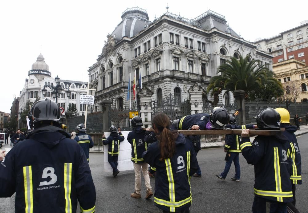 Los bomberos simulan un paso de Semana Santa para pedir mejoras laborales