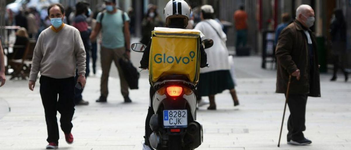 Un repartidor de Glovo trabaja por las calles de Pontevedra.