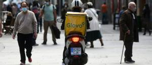 Un repartidor de Glovo trabaja por las calles de Pontevedra.