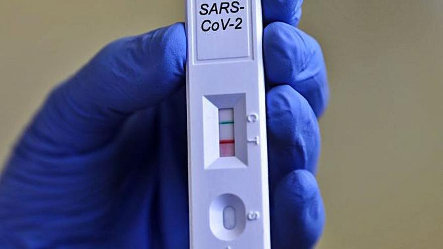Aspecto del test (con el marcador rojo) cuando el paciente da positivo en coronavirus. | Juan Plaza