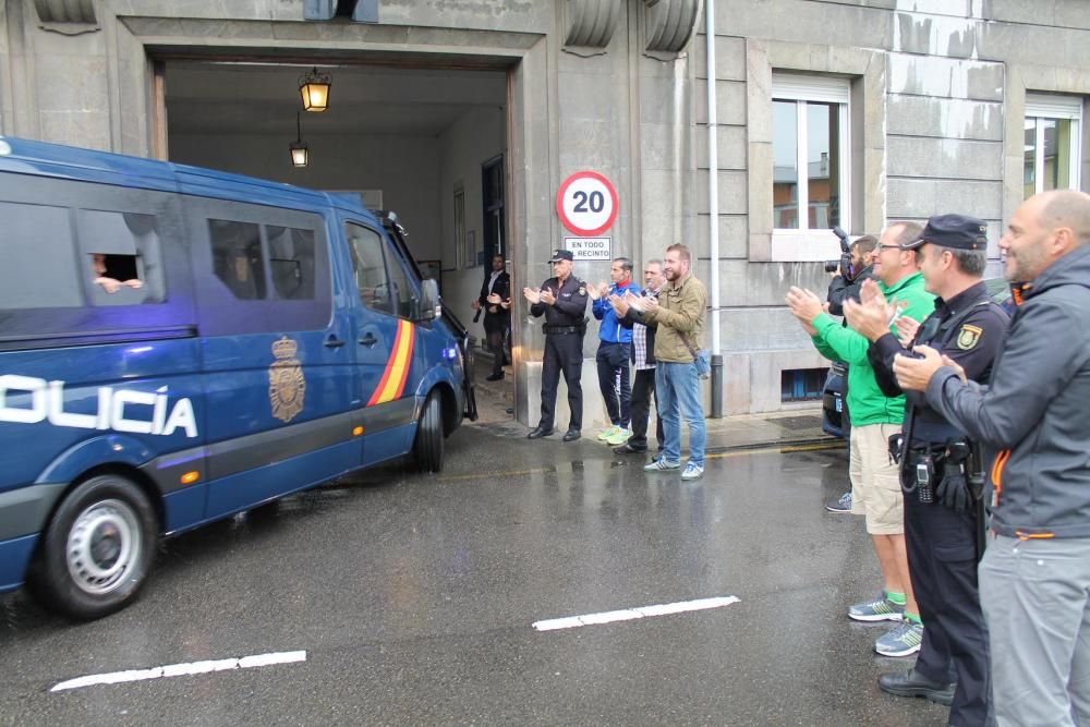 La llegada de los policías de Oviedo en Cataluña