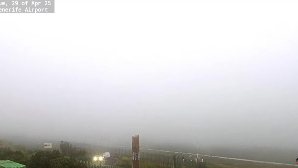 Aeropuerto Tenerife Norte bajo un espeso manto de niebla