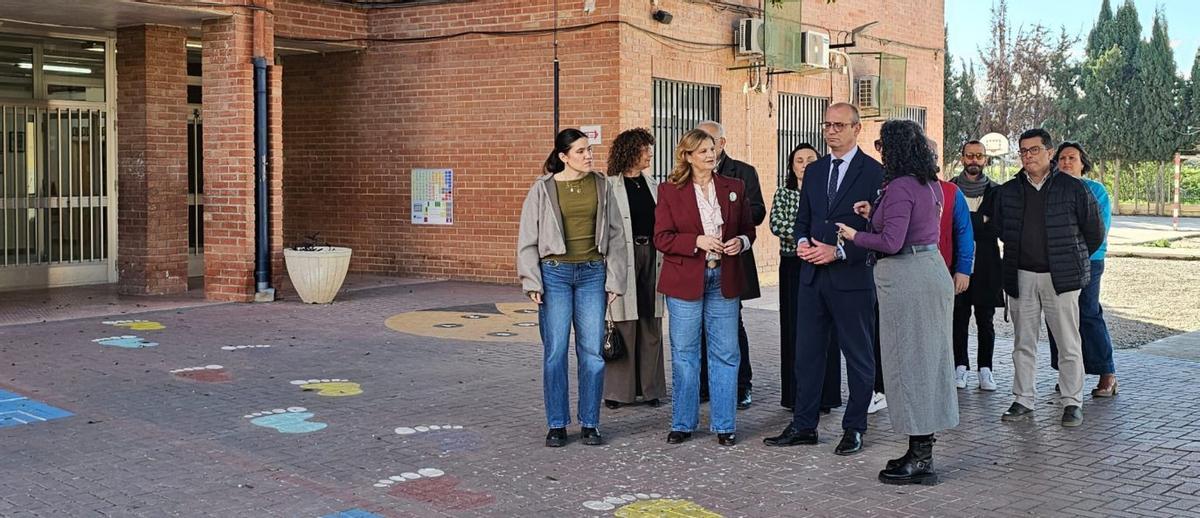 El consejero de Educación y Formación Profesional, Víctor Marín, visita el colegio Jacinto Benavente de Alcantarilla