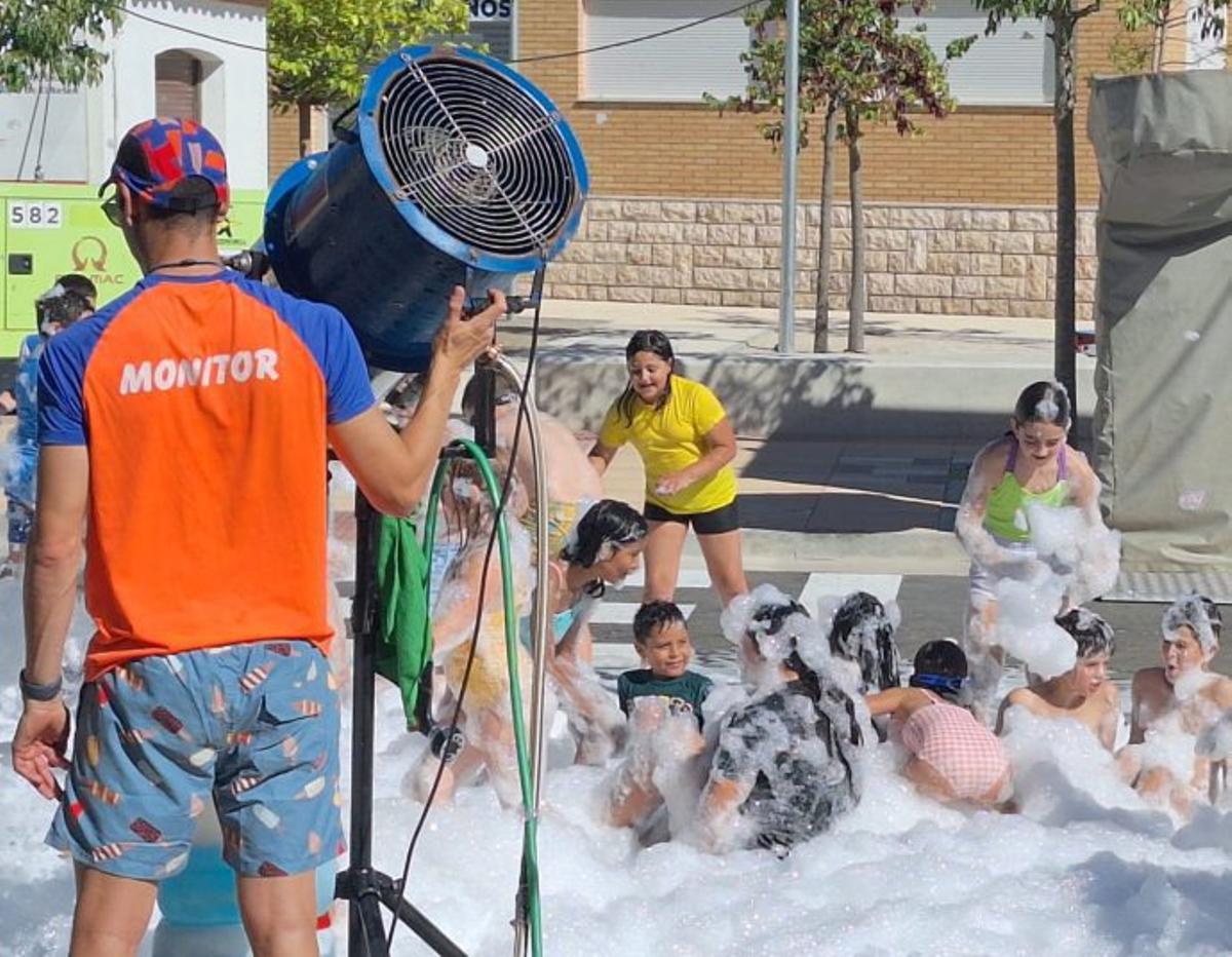 La fiesta de la espuma animó a grandes y pequeños.