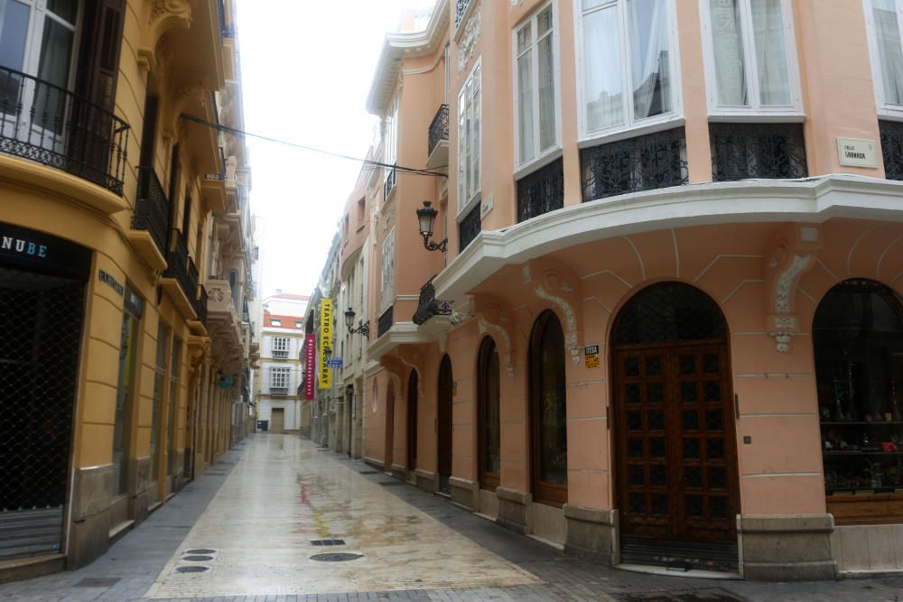 Más de un mes de confinamiento domiciliario y Málaga sigue repitiendo la estampa de las últimas semanas. Calles vacías, comercios cerrados, apenas personas por la calle, siempre con mascarilla, y la poca actividad que se aprecia en un control policial en pleno Paseo de los Curas...