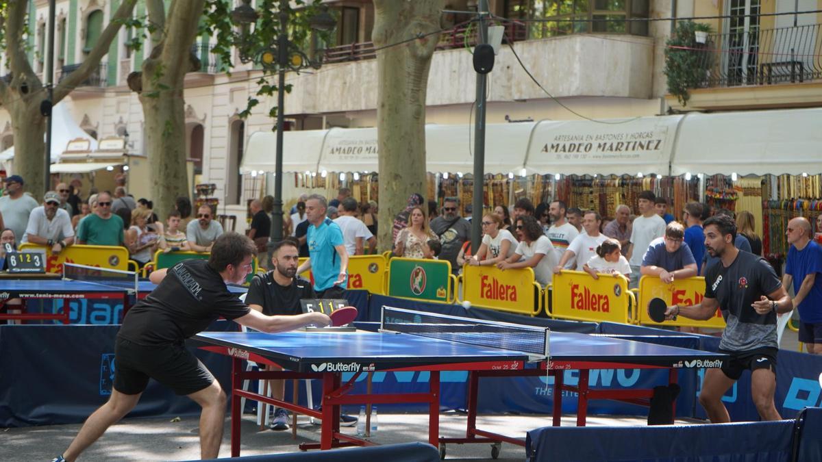 Deportistas del Tennis Taula Xàtiva en una competición en la ciudad.
