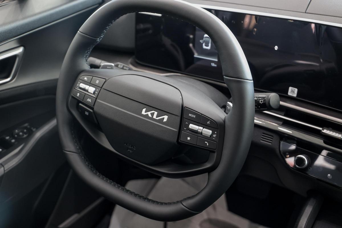 Kia apuesta por un interior moderno, con una pantalla panorámica curva que integra el cuadro de instrumentos y el sistema multimedia.