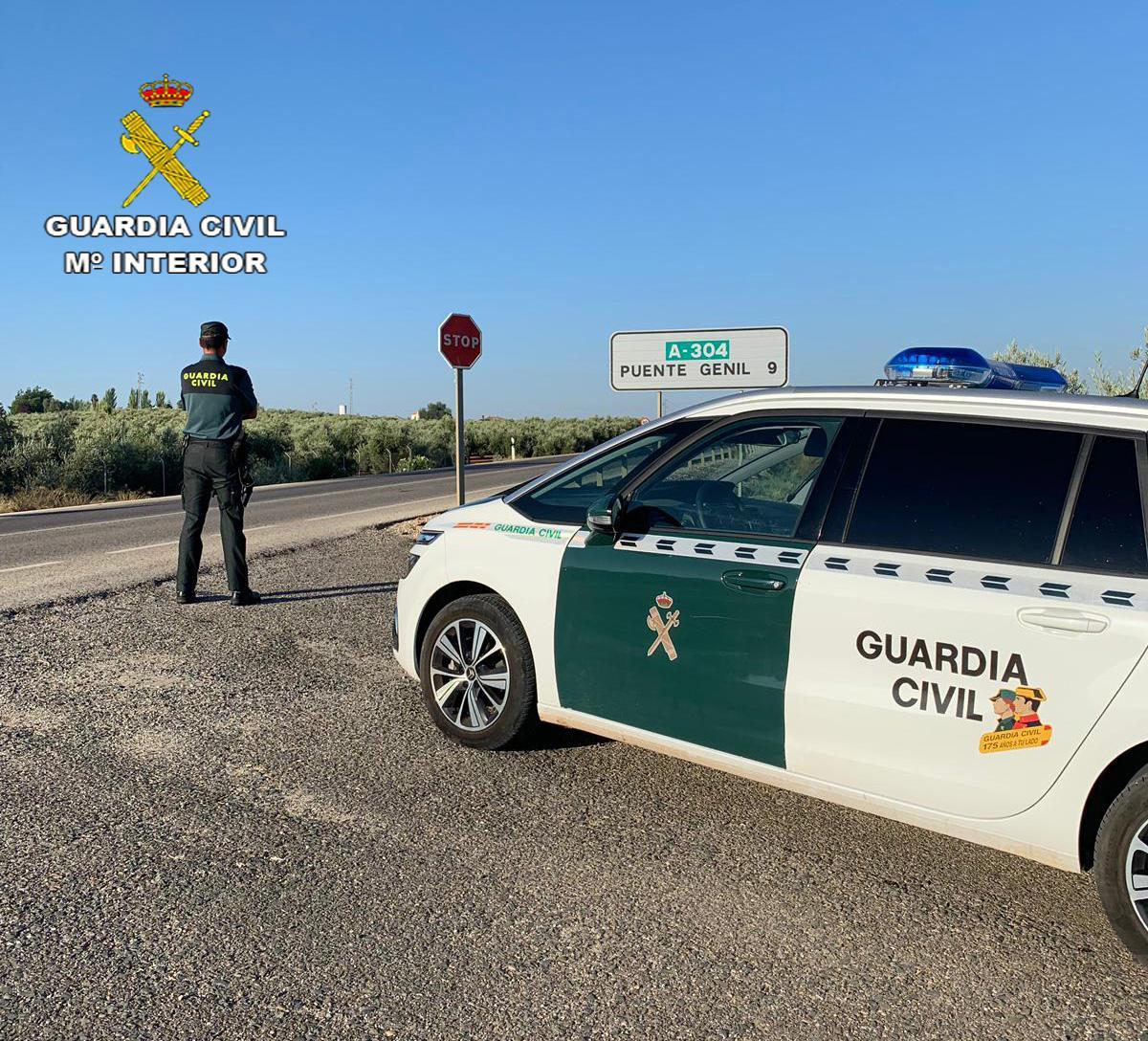 Patrulla de la Guardia Civil a la entrada de Puente Genil.
