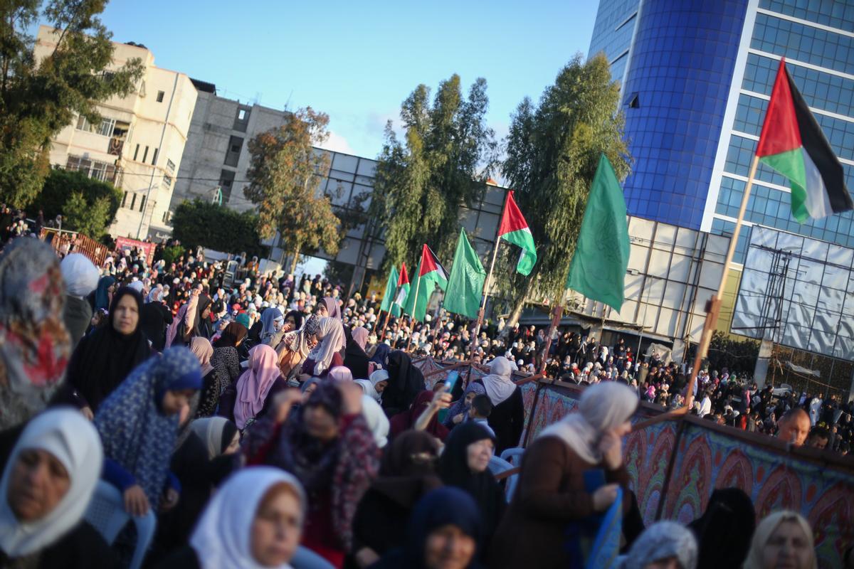 Miles de palestinos despiden en Gaza el mes sagrado del Ramadán