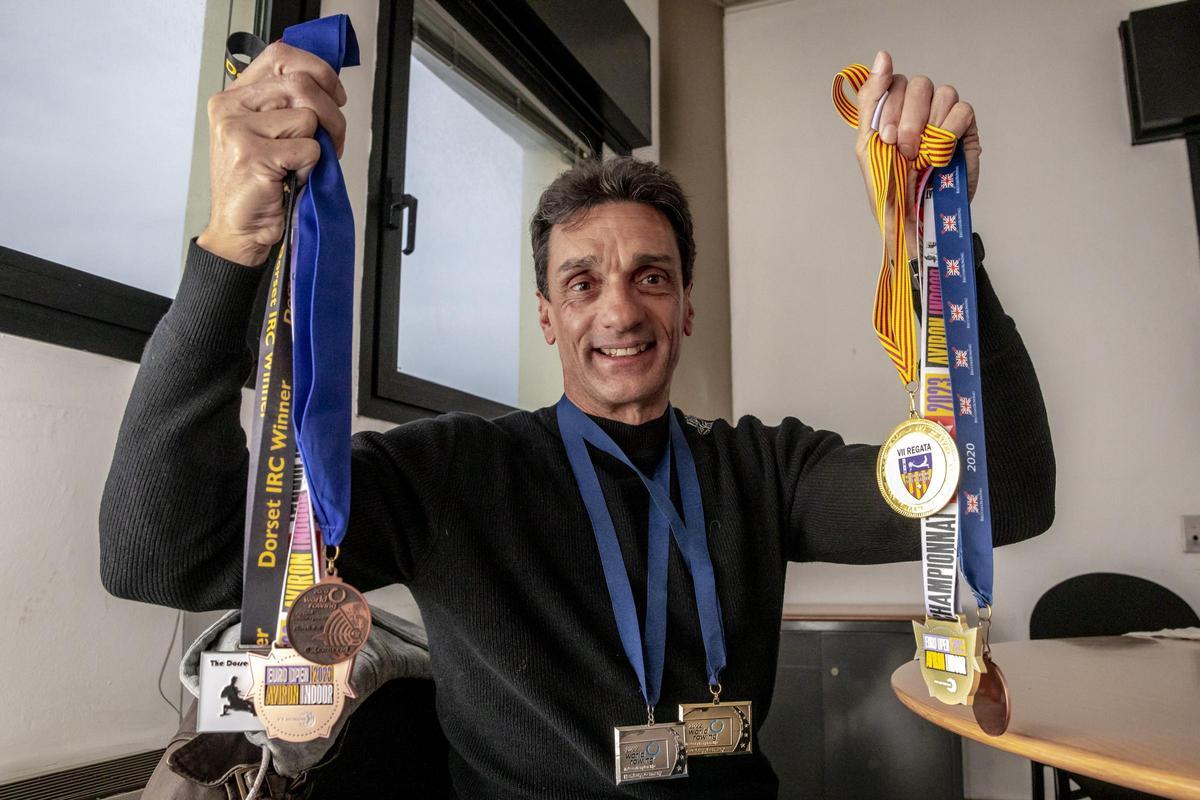 Germán Rendo posa para este diario con alguna de sus medallas.