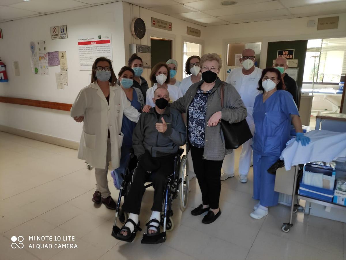 Parte del equipo de sanitarios que ha atendido a Antonio Leal acudió a despedirle