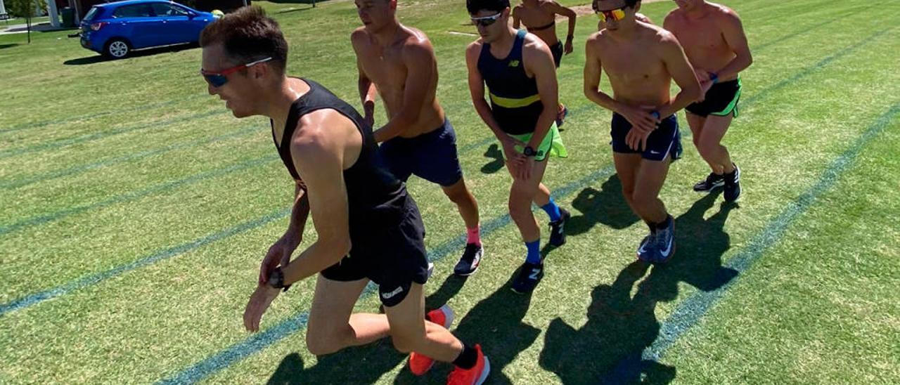 Serrat, tercero por la izquierda, con el grupo de entrenamiento en Jeffrey&#039;s Bay // FDV