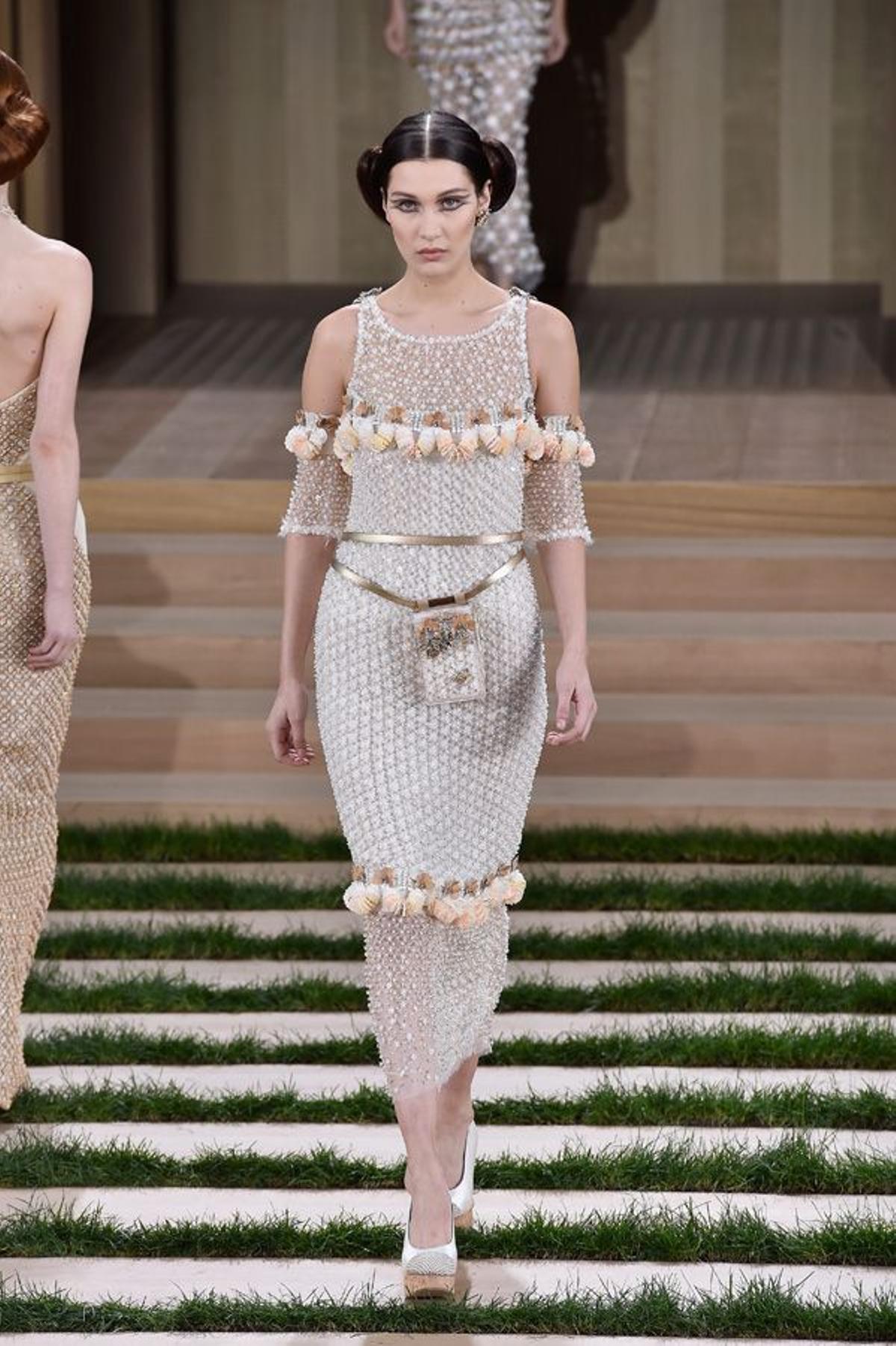 Chanel Alta Costura Primavera-Verano 2016: vestidos repletos de apliques