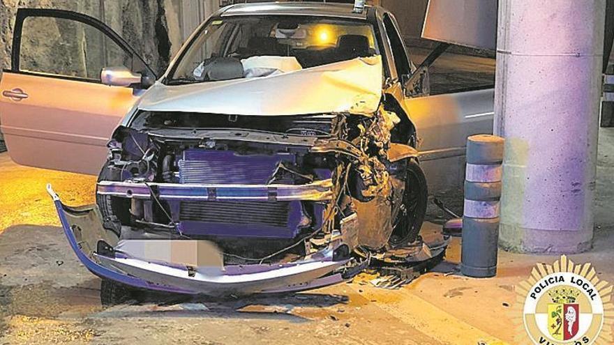 Imagen del estado en el que quedó el coche siniestrado en Vinaròs.