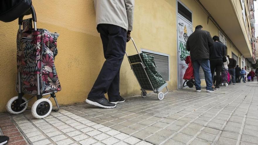 Más de 1.700 personas son atendidas también en verano por la asociación Civitas de Las Fuentes, entregando lotes de alimentos.