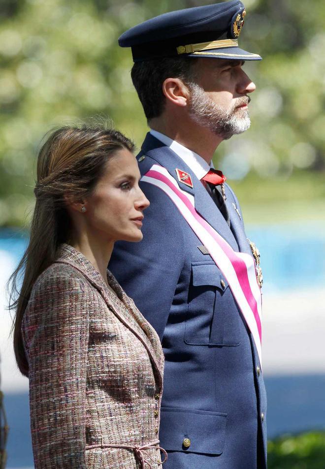 Doña Letizia Ortiz y el príncipe Felipe en el Desfile de las Fuerzas Armadas en 2013