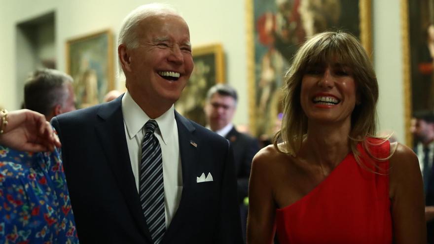 Joe Biden i Begoña Gómez riuen durant la visita al Museu del Prado en el marc de la cimera de l'OTAN a Madrid