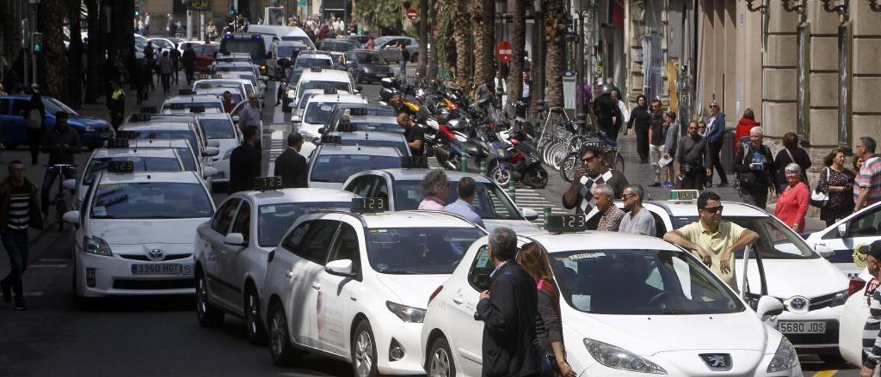 Los taxistas trabajan 14 horas con 16 carreras diarias