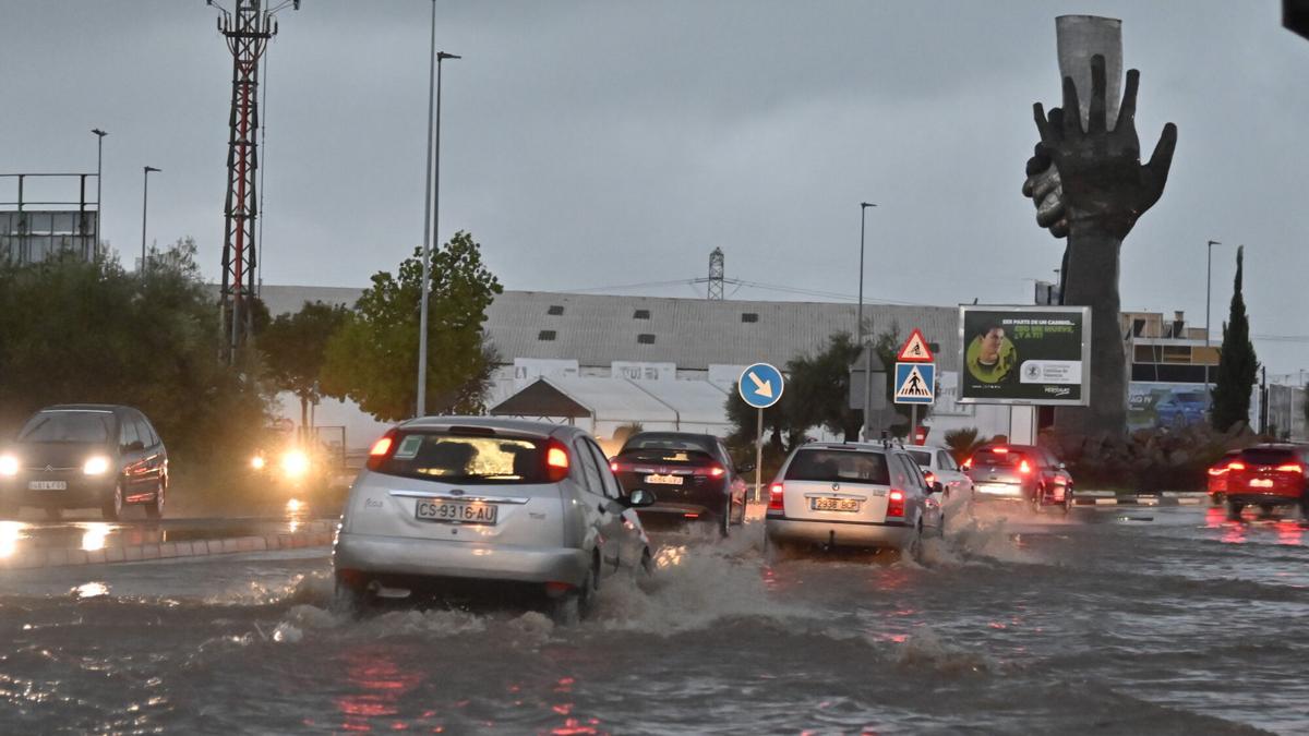 Vehículos desplazándose en Castelló en plenas lluvias torrenciales.
