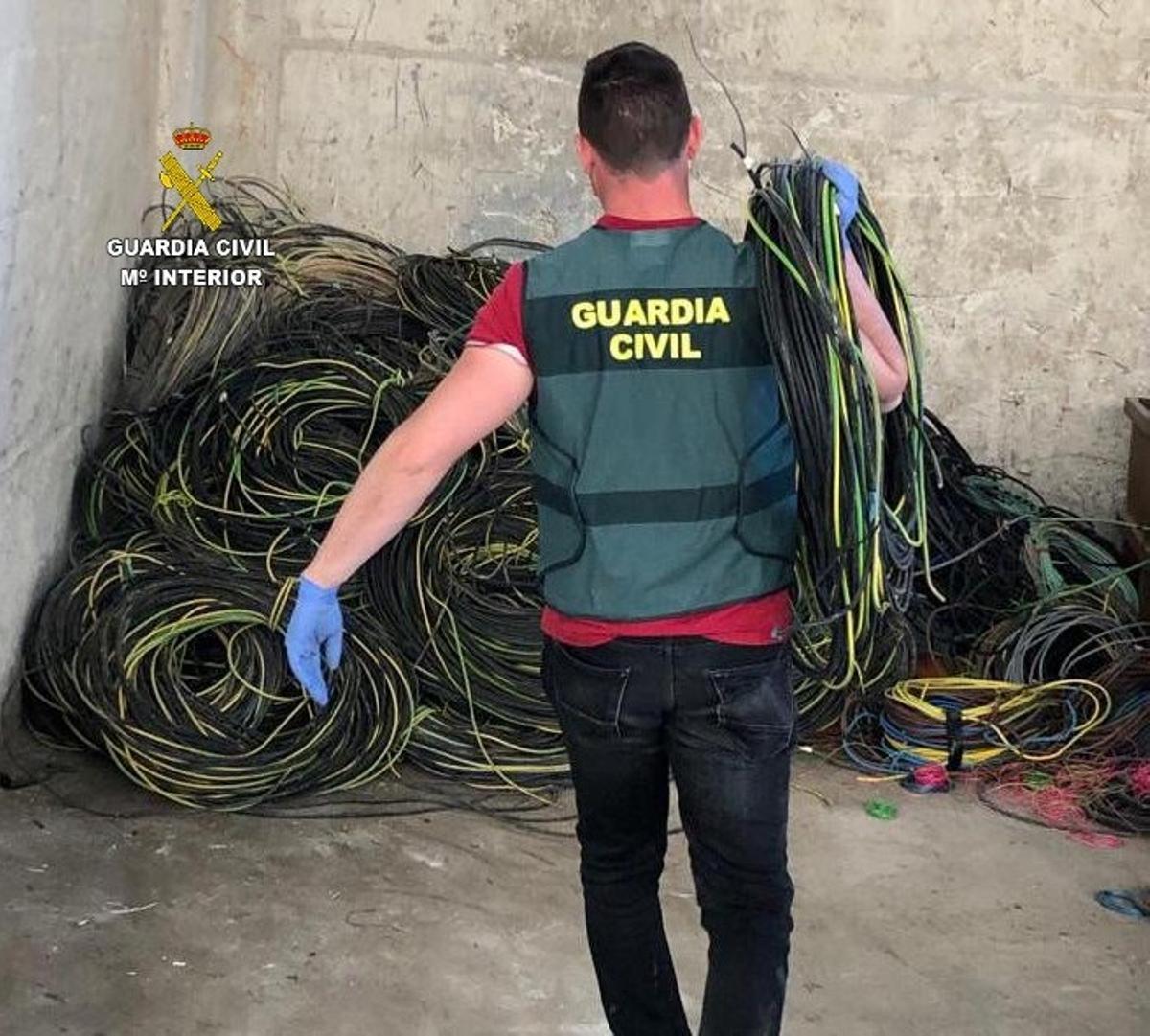Un Guardia Civil, con cableado sustrañido, en una imagen de archivo de otra operación.