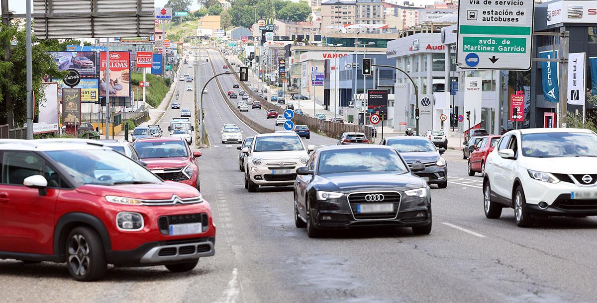 Coches circulando en la Avenida de Madrid de Vigo.