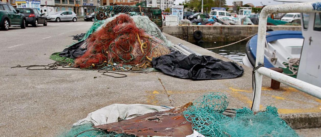 Aparejos amontonados en la zona portuaria de O Corgo.