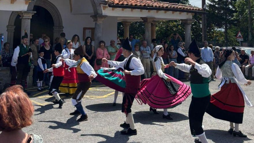El grupo «Les Xanines», de Quintes, bailando a las puertas de la iglesia parroquial. | R. C. V.