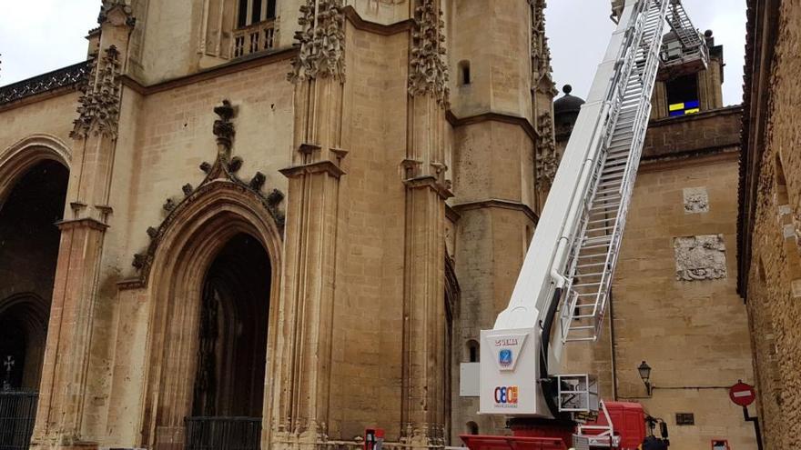 Cae una vidriera de la catedral de Oviedo