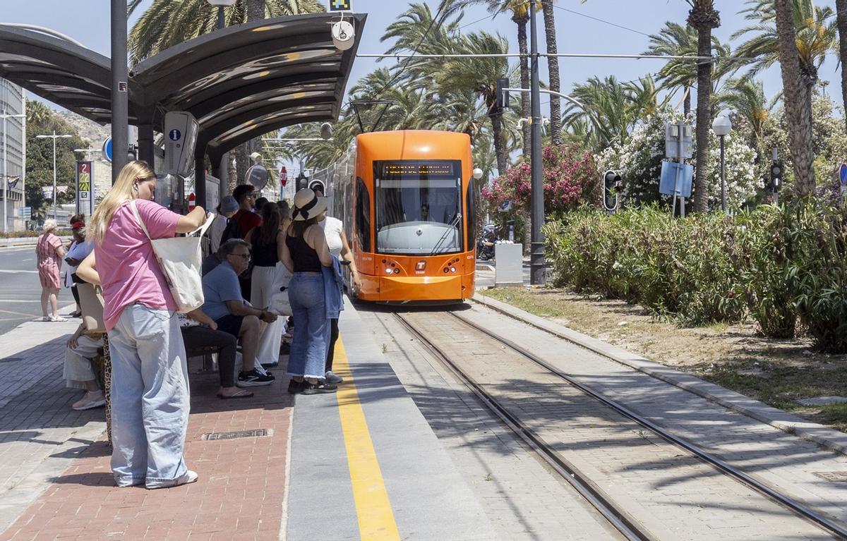 Parada Puerta del Mar de la Línea 5 del TRAM de Alicante est jueves.