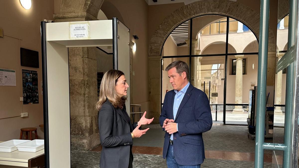 La consellera de Justicia y el alcalde de Xàtiva, ante el edificio de los juzgados.
