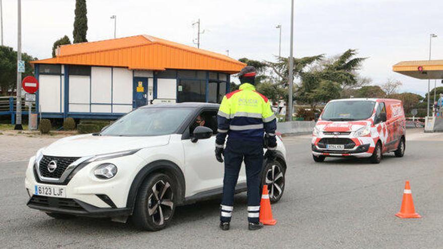 Efectius dels Mossos en un control a l&#039;AP-7 a Maçanet de la Selva.