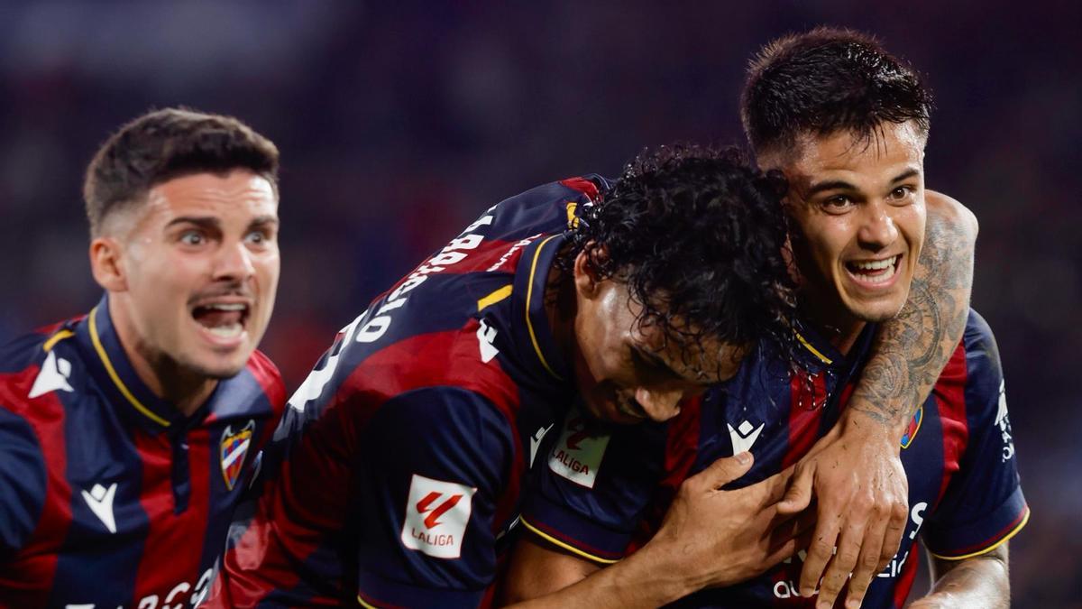 Brugui celebra con sus compañeros el 2-2 contra el Elche CF en el Ciutat de València