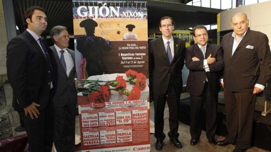 Desde la izquierda, Zúñiga hijo, Ruiz Miguel, Fernando Couto, Paco Aguado y Carlos Zúñiga, ayer en la presentación del cartel taurino de Begoña.
