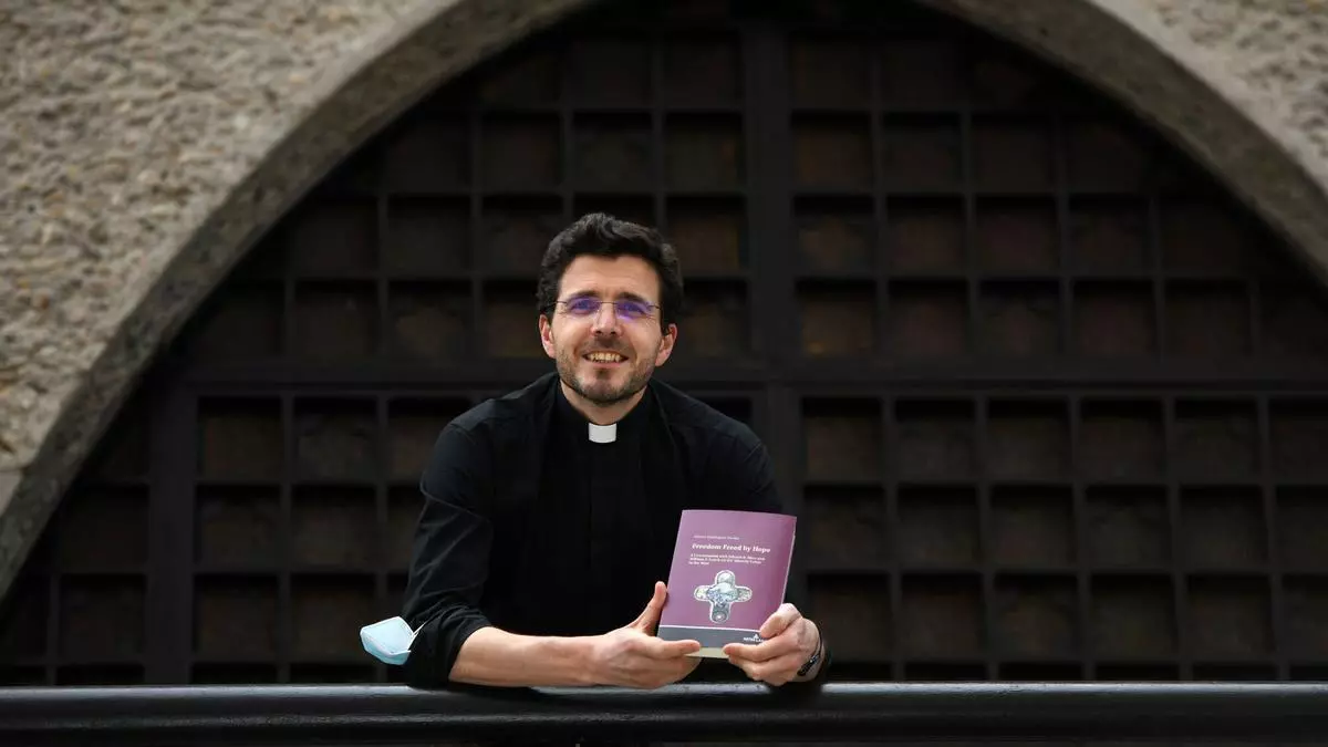 Una ciberestafa suplanta la identidad del sacerdote Alberto Domínguez Munáiz para solicitar transferencias de dinero en Pontevedra