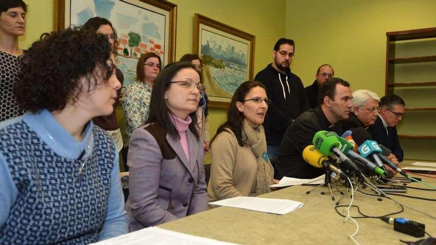 Iria Quiñones, Marta Paz e Ivana Lima, en primer término, ayer, en un hotel de Pontevedra. // G. Santos