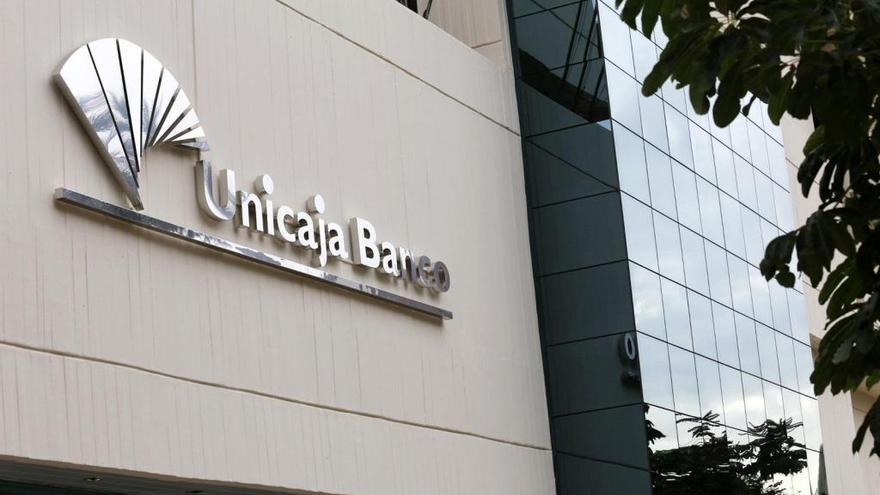 Unicaja Banco firma acuerdos con empresarios de cinco municipios de Málaga