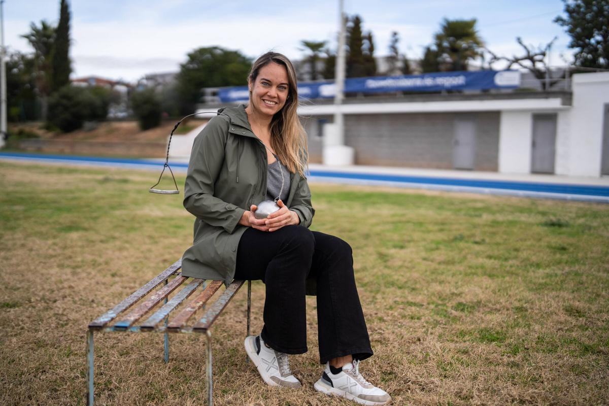 Berta Castells posa con el martillo.