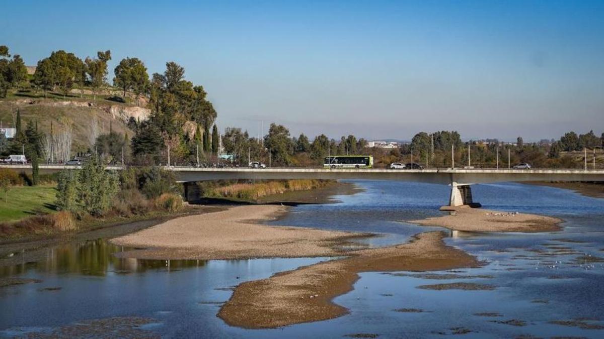La bajada del nivel del río Guadiana a su paso por Badajoz descubre restos arqueológicos