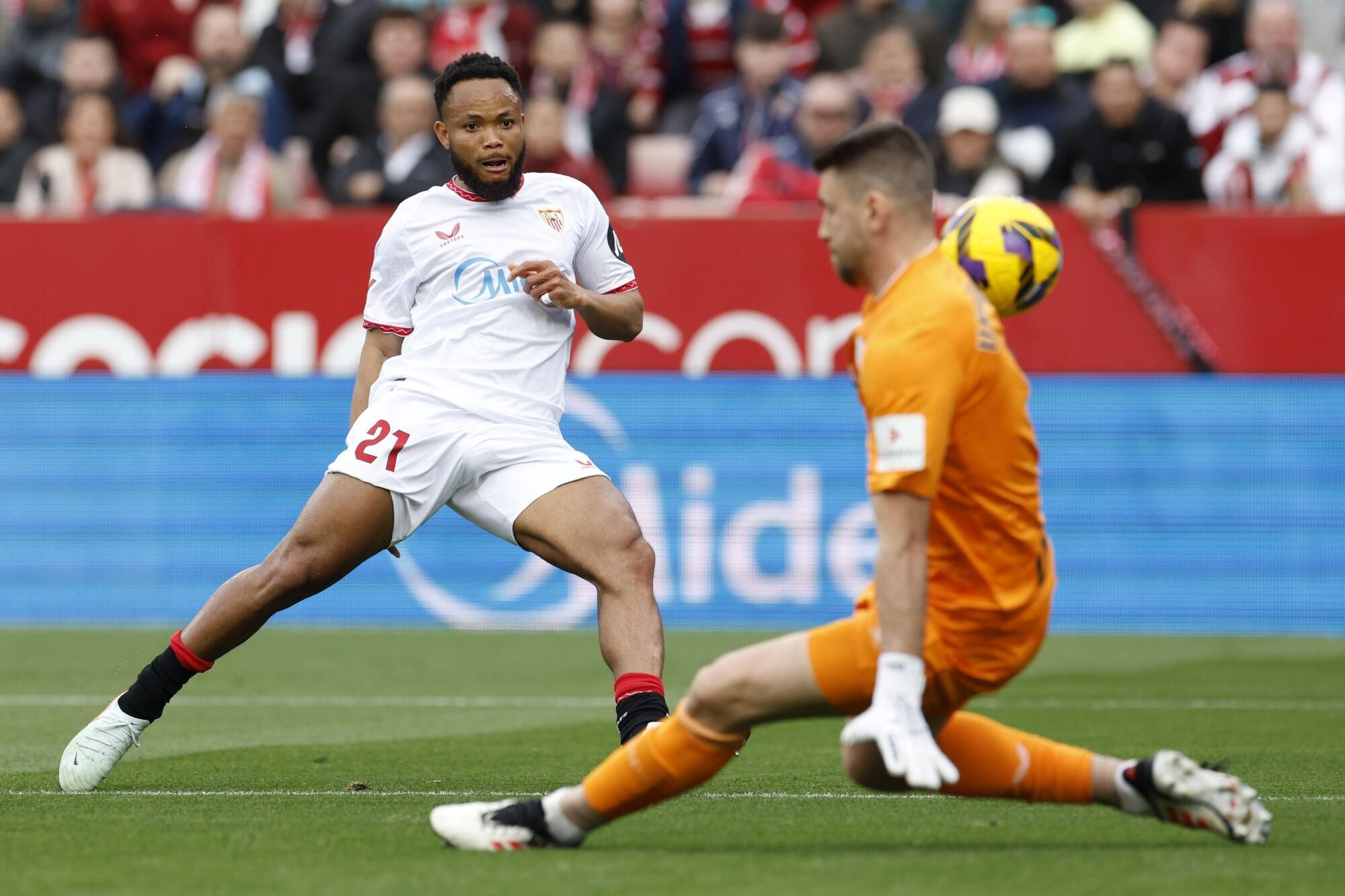 SEVILLA , 16/03/2025.- El portero del Athletic Unai Simón (d) intenta detener un lanzamiento del delantero nigeriano del Sevilla Chidera Ejuke durante el partido de LaLiga entre el Sevilla y el Athletic Club, este domingo en el estadio Ramón Sánchez Pizjuán. EFE/ Julio Muñoz