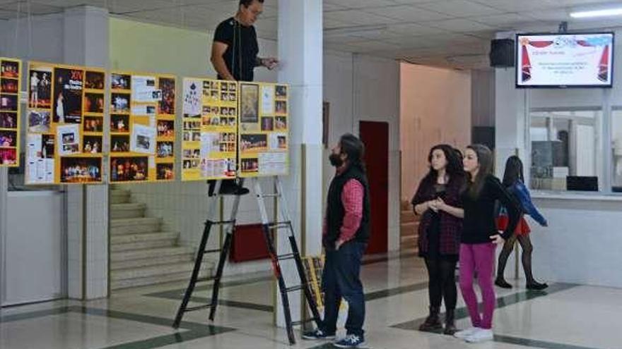 Una exposición en el IES As Barxas.