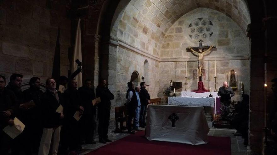 Descendimiento del Cristo del Espíritu Santo mientras el coro entona el Crux Fidelis