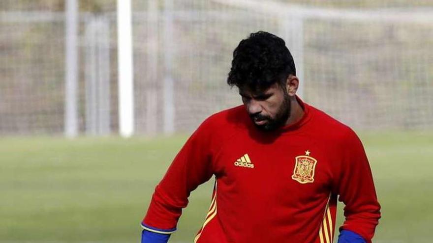 Diego Costa toca el balón en el entrenamiento de ayer.