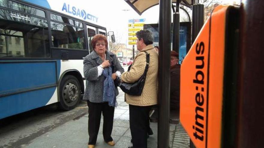 Dos mujeres esperan el bus en una parada de Cartagena. / javier conesa