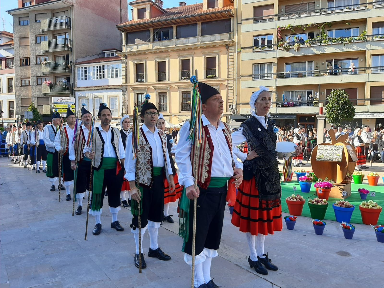 Villaviciosa ofrece el primer mosto a la Portalina: así ha sido el acto seguido de un desfile de carrozas