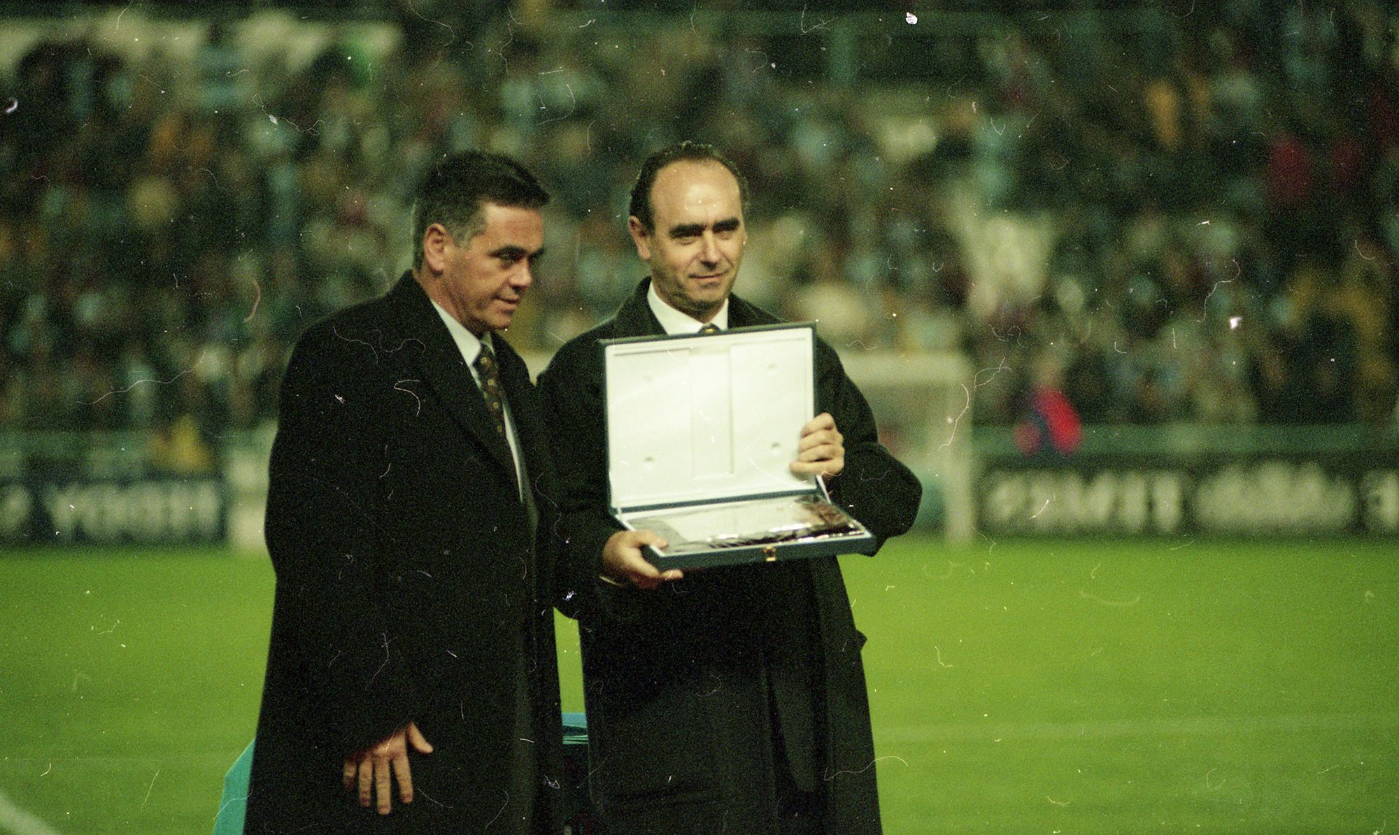 Ceferino de Blas recibe una placa conmemorativa del 145 aniversario de Faro de Vigo por parte del presidente del Celta Horacio Gómez en 1998.jpg