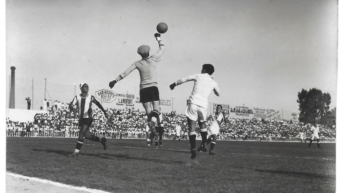 Jover despeja un balón ante el acoso de un jugador madridista en la inauguración de Bardín