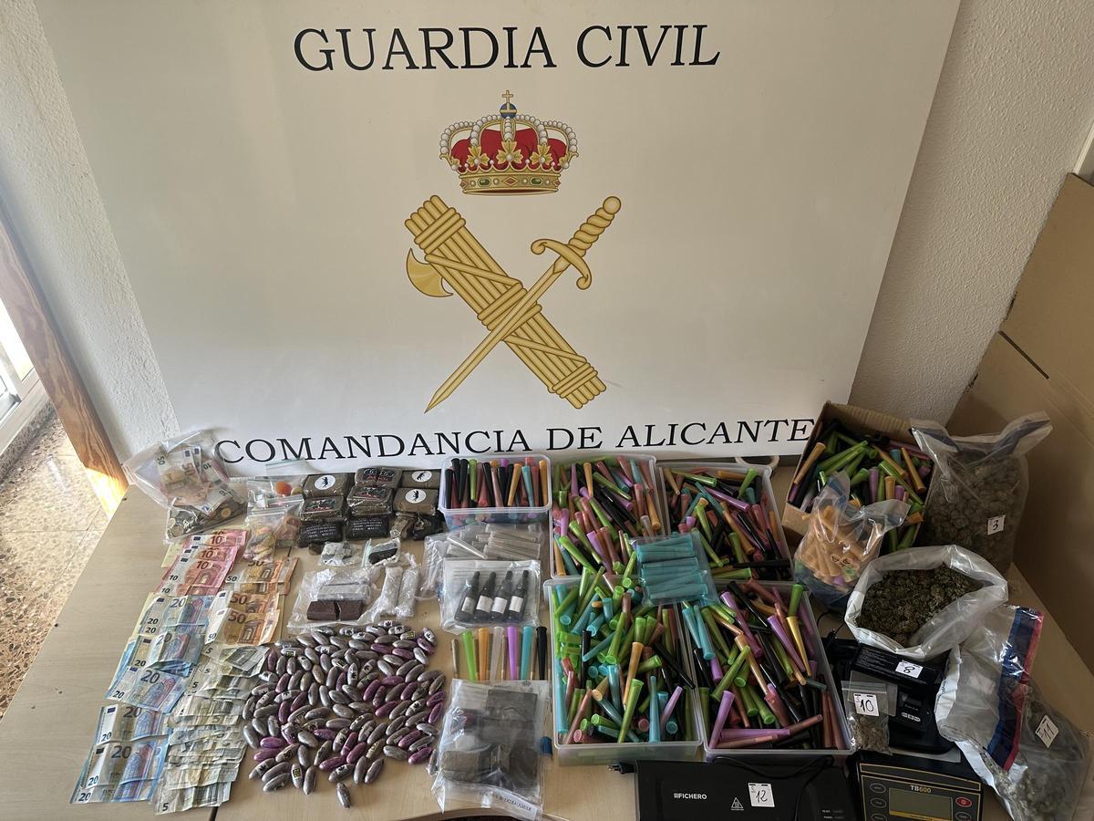 Intervienen 1.000 euros en efectivo, 2,1 kg de marihuana, 2,2 kg de hachís, 113 bellotas de hachís y 1.169 cigarrillos de marihuana, entre otros efectos