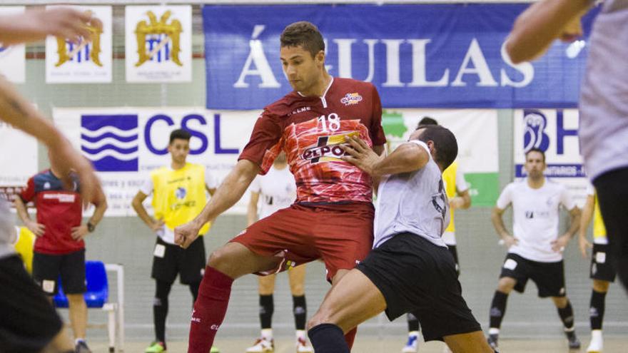 Pito controla el balón ante la oposición de un rival en el amistoso de ayer.